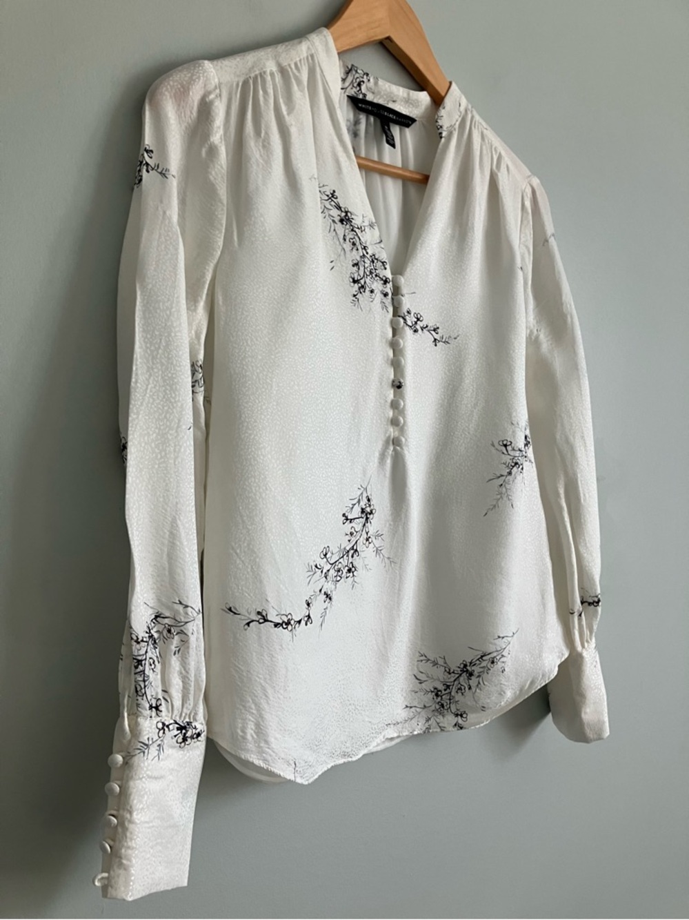 WHBM White and Black Long Sleeve Floral Blouse Size 0 - Picture 5 of 10